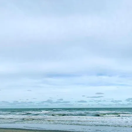 By The Beach, Cleaning Included Lägenhet